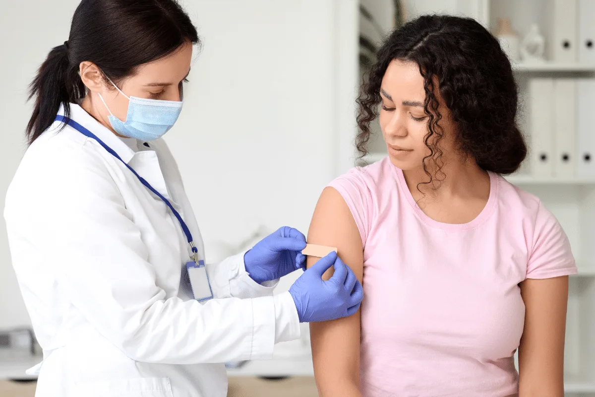 Pode tomar várias vacinas juntas? Entenda quando é seguro e quando é preciso esperar