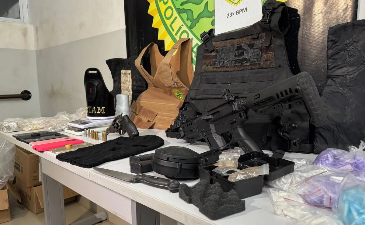 Casal é preso com drogas, armas e colete da PM durante operação na Cidade Industrial de Curitiba