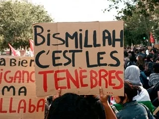 « Bismillah, c’est les ténèbres » : comment cette expression attribuée à la police par les lycéens est devenue virale ?