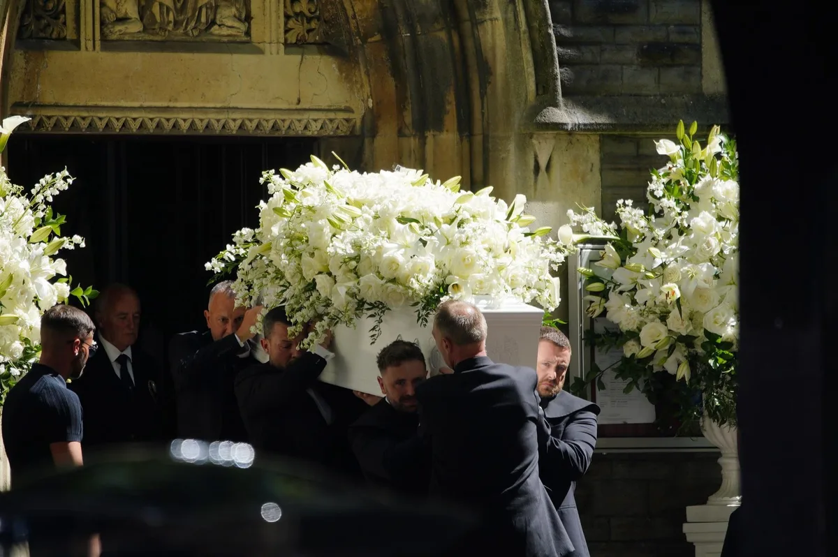 Gales se despide de Bonnie Tyler en un homenaje público ante cientos de admiradores