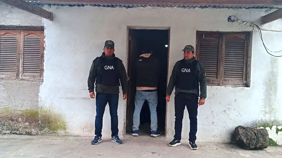 Estaba prófugo acusado de ser el mayor proveedor de cocaína del sur de Salta y Santiago del Estero y cayó por un insólito error
