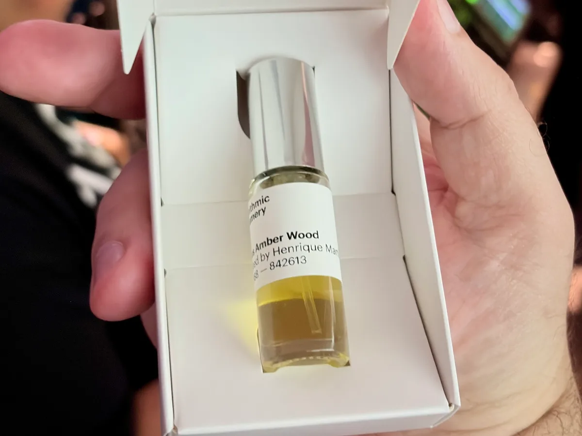 Perfume individual e criado na hora pela IA pode ser futuro do mercado da beleza; g1 testou