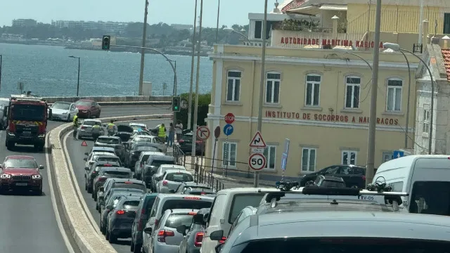 Colisão entre mota e dois carros condiciona Marginal em Lisboa