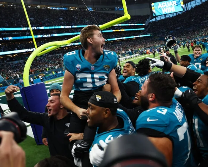 Jaguars stun Eagles in wild finish; Bears v Packers, Raiders v Patriots: NFL week five – live