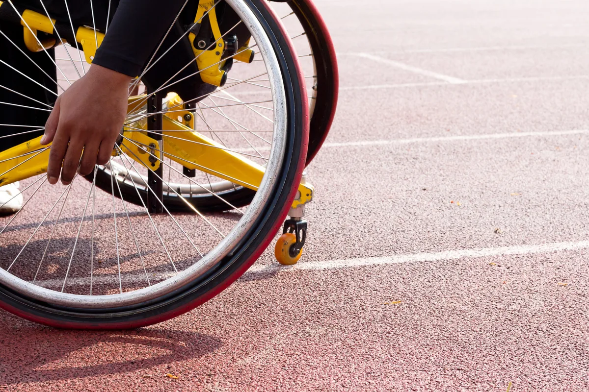 Atleta paralímpico será indenizado por cadeira de rodas extraviada em voo