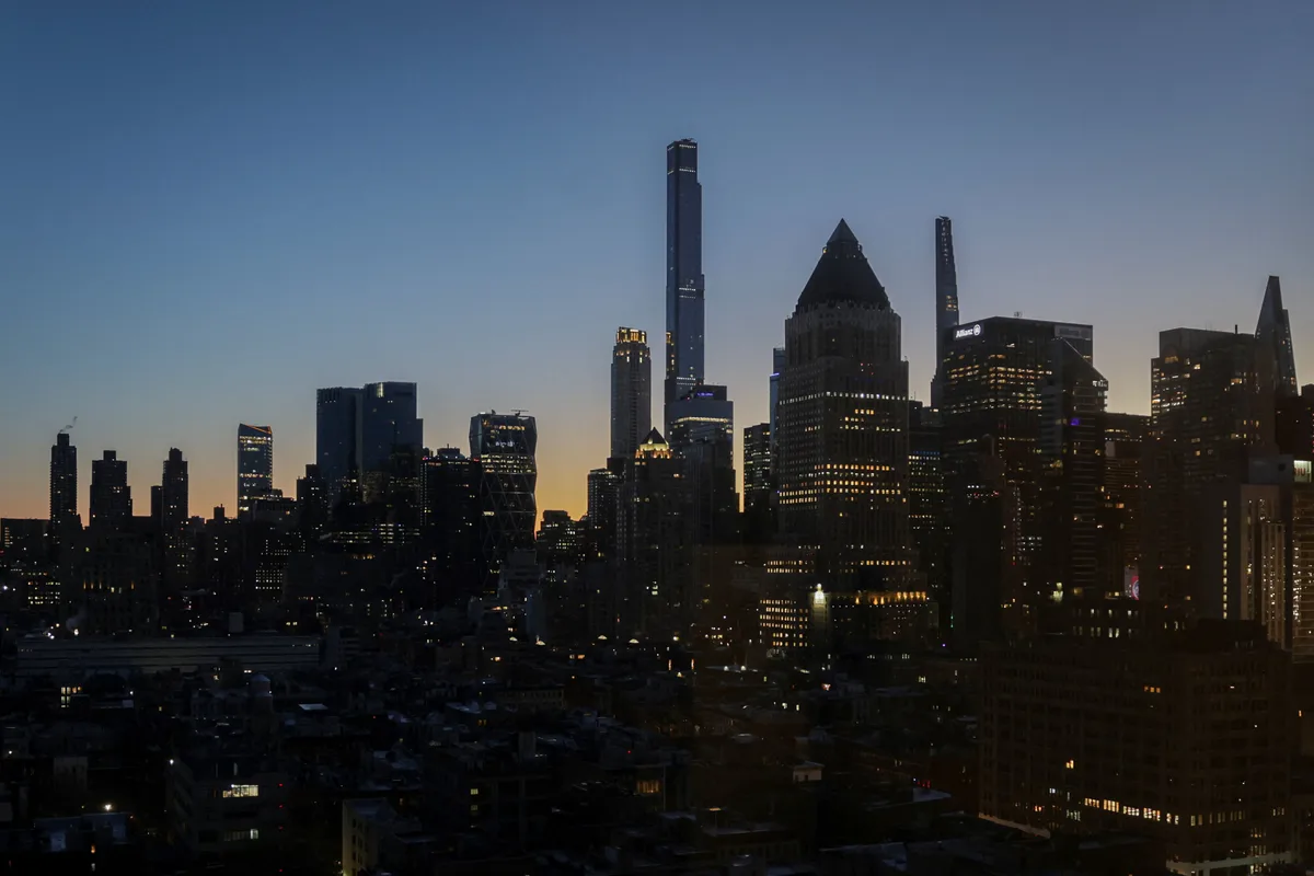 Nueva York avanza con la Ley de Cielos Oscuros: cuándo estaría vigente y qué cambios deberán hacer casas y edificios si se aprueba