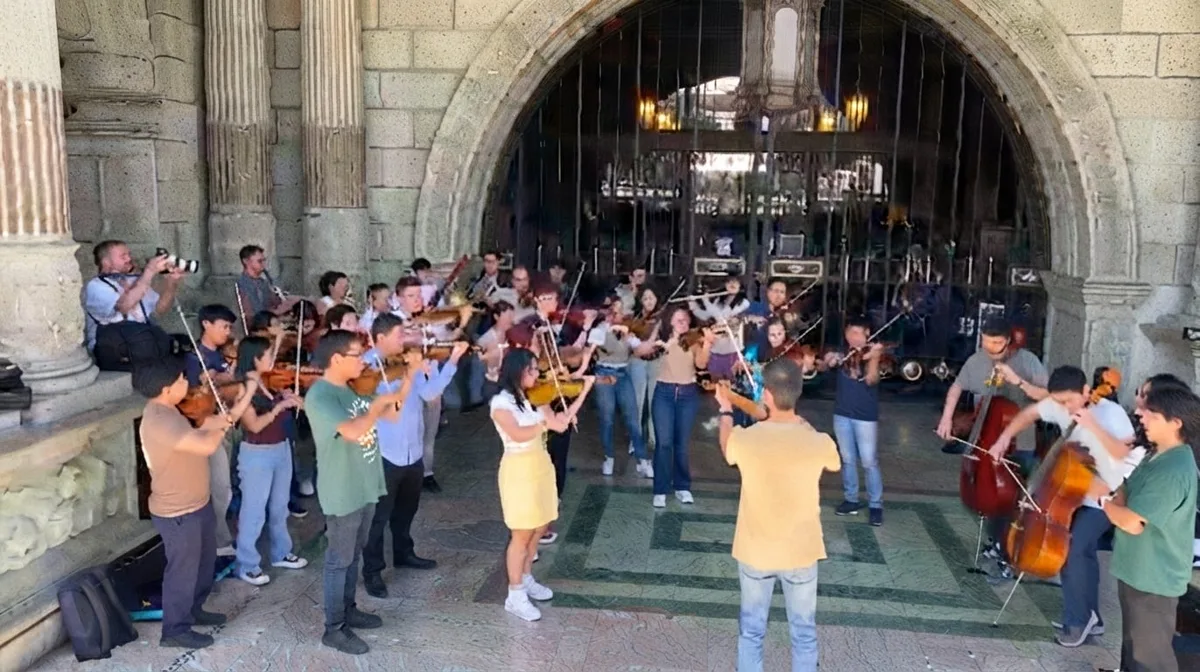 ¡Con violines! La peculiar manifestación en Guatemala tras la destitución del director de la Orquesta de Formación Artística