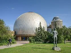 Beim Zeiss-Großplanetarium: Frauenleiche in Berliner Park entdeckt
