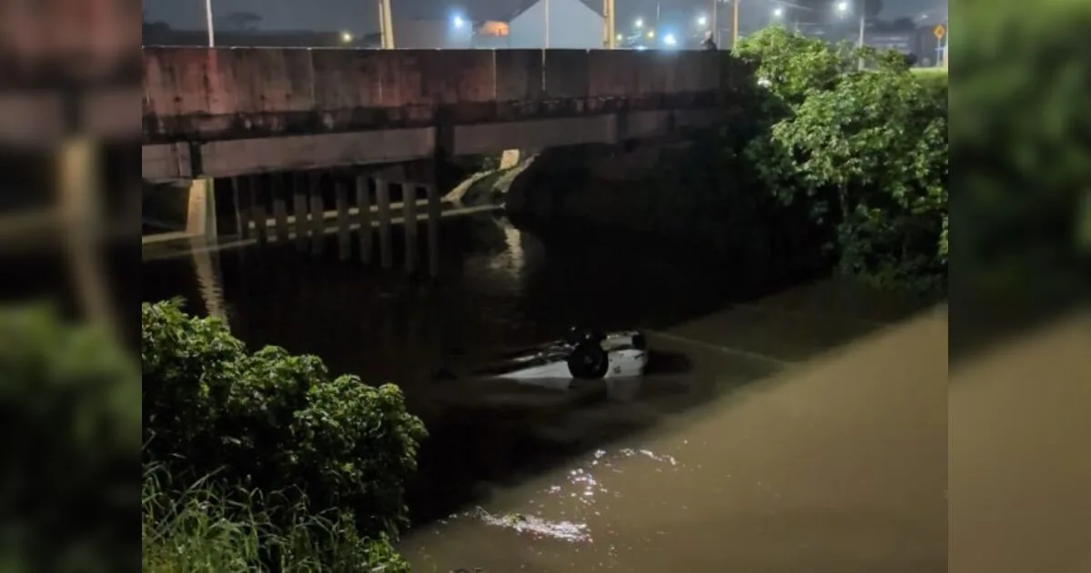 Bombeiros fazem buscas por mulher que desapareceu após carro cair no Rio Palmital, no Paraná