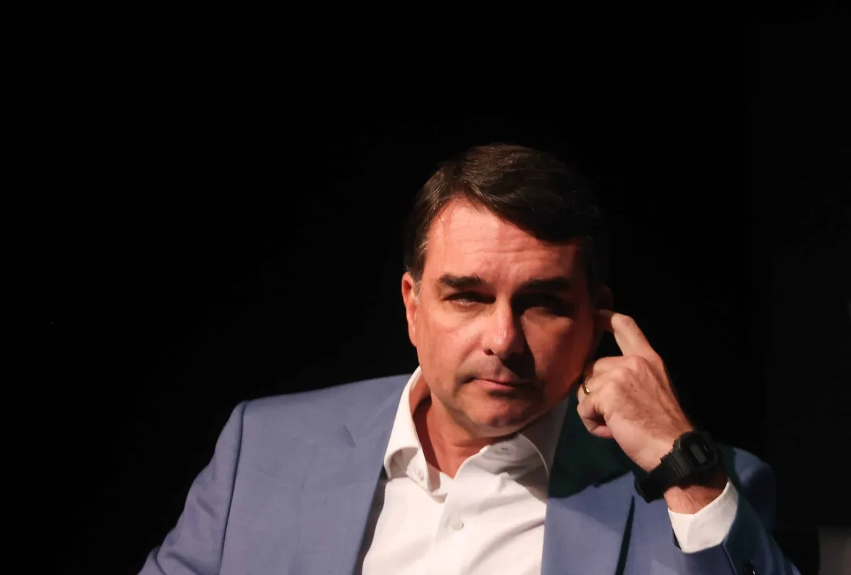 Flávio vai contra fim da escala 6×1 em plano de governo mesmo com maioria dos brasileiros favorável à mudança