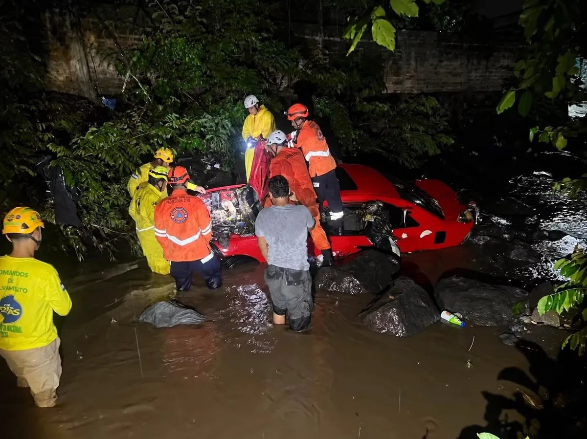 Lluvias en El Salvador: Conductor sobrevivió tras ser arrastrado más de 10 metros por una quebrada