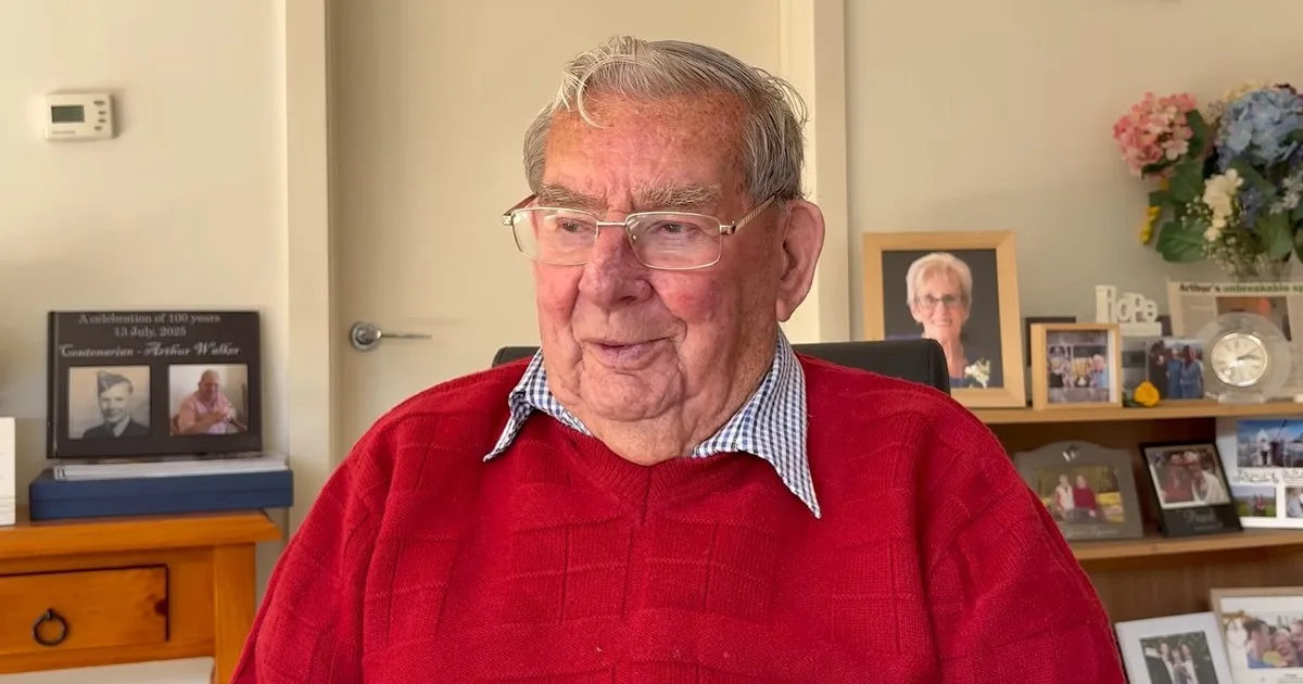 Arthur, 101 años, sobre el secreto de su larga vida: “Bebo un poco de cerveza y siempre tomo leche, ese probablemente sea el factor más importante por el que hoy sigo vivo”