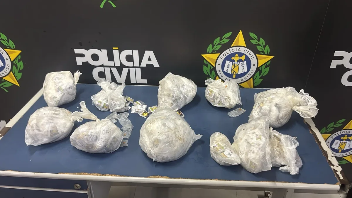 Homem apontado como 'guarda-stock' do tráfico é preso com mais de 3 mil pedras de crack em Angra dos Reis
