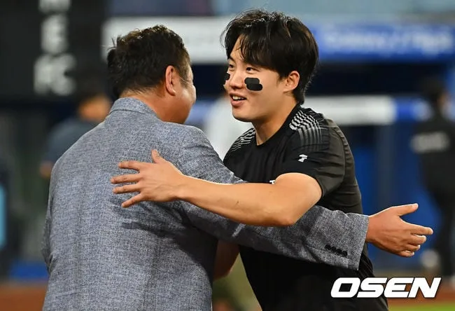 [사진] 100승 임찬규, 차명석 단장과 포옹