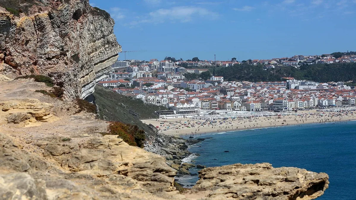Análises à qualidade da água levam a proibição de banhos na praia da Nazaré