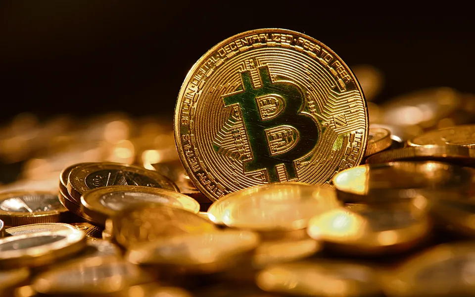 Bitcoin entra em ‘bull market’ e caminha para maior subida semanal em mais de três anos