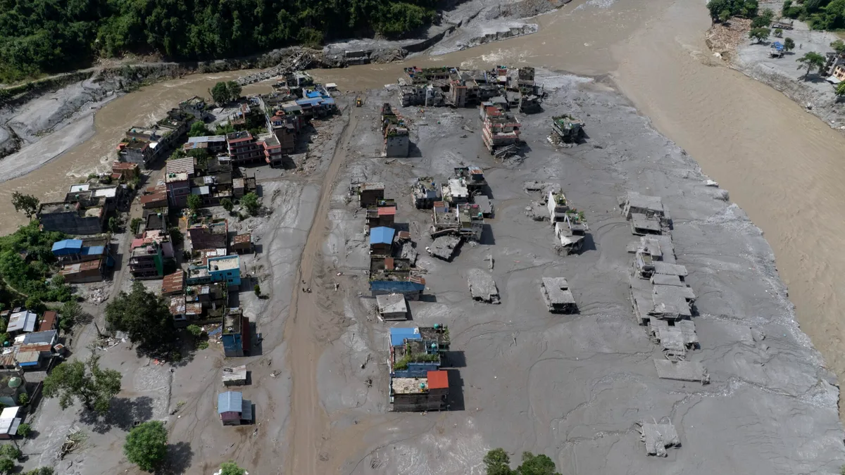 Três portugueses continuam desaparecidos após tragédia no Nepal. Já foram confirmadas 359 mortes