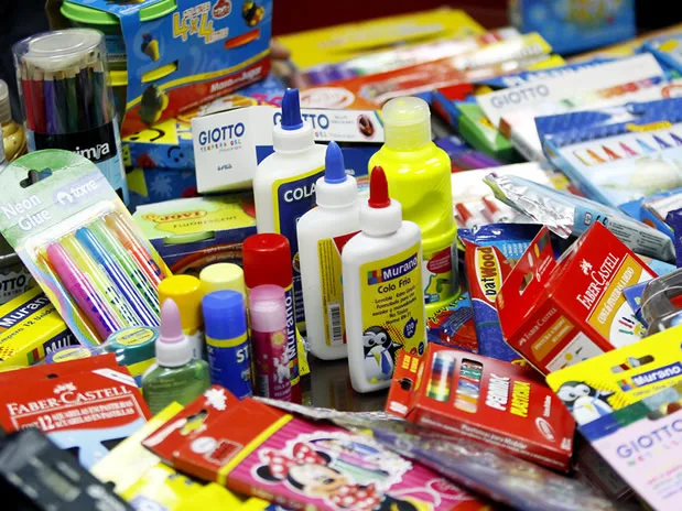 Representantes usan aplicaciones de pago a cuotas para financiar uniformes y útiles