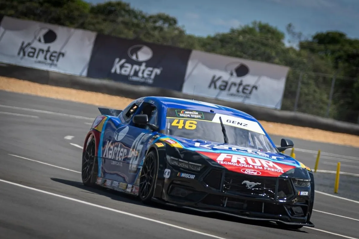 NASCAR Brasil: Vitor Genz tira volta 'da cartola' e conquista pole no oval de Curvelo