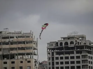 Israël met en garde le Hamas après le lancement de cerfs-volants depuis Gaza