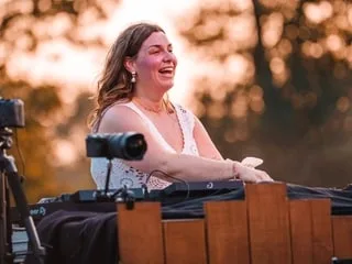 « Derrière les platines, je me sens vivante » : ostéopathe et DJ, cette Bretonne transmet son énergie sur les dancefloor