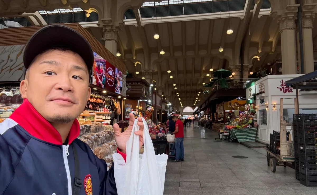 Lutador japonês é vítima de “golpe da fruta” e paga R$ 95 por dois kiwis em mercado municipal
