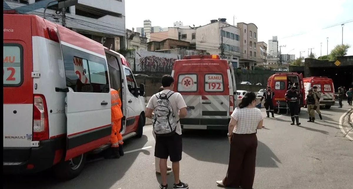 Motorista de ônibus passa mal ao volante e bate em oito carros em Juiz de Fora