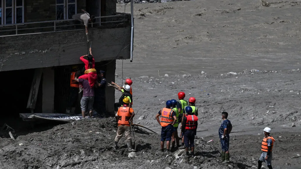 Crue meurtrière au Népal et au Tibet : les sauveteurs face à une montagne de défis
