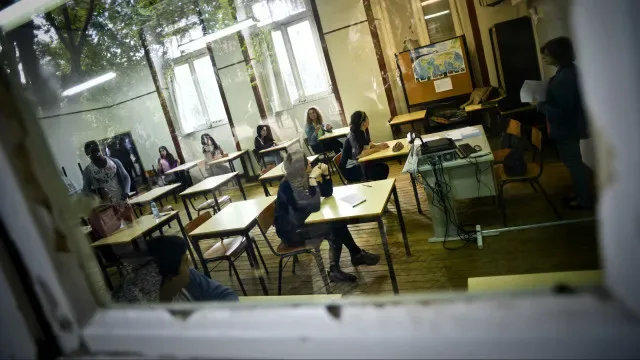 Filhos continuam sem escola. Pais vão processar Ministério da Educação