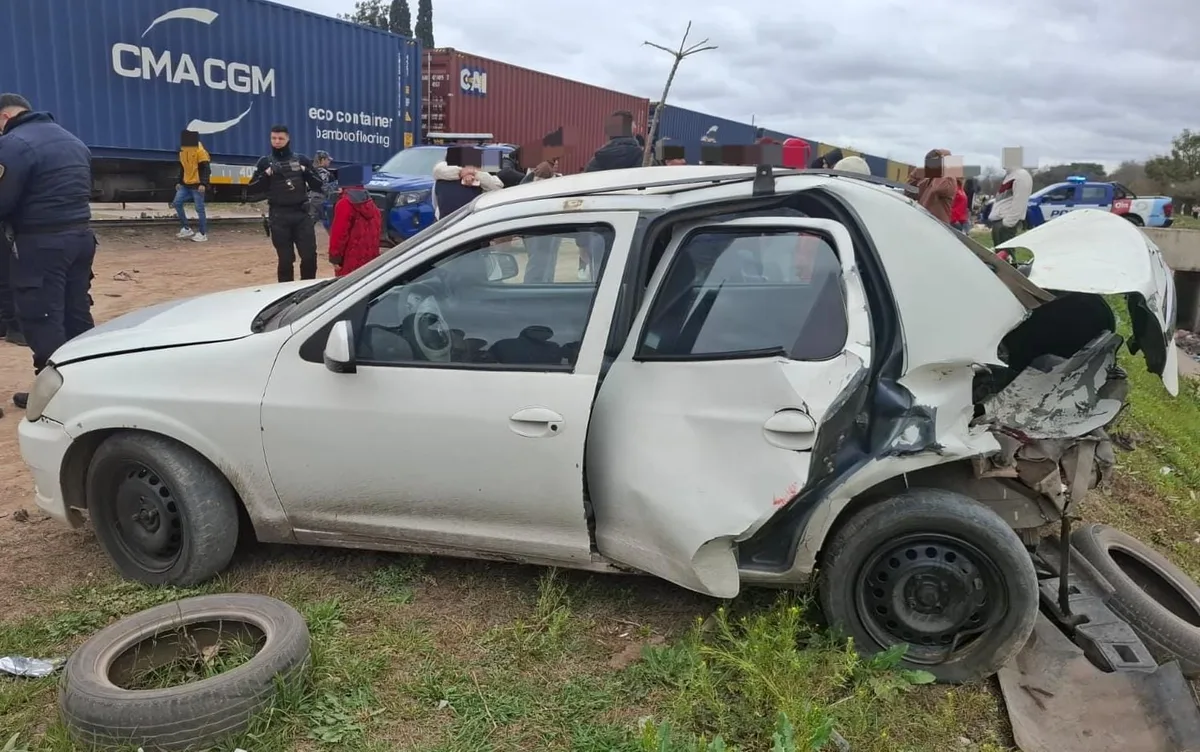 Un tren de cargas con 17 vagones arrolló a un auto en Córdoba: una mujer quedó atrapada dentro del vehículo
