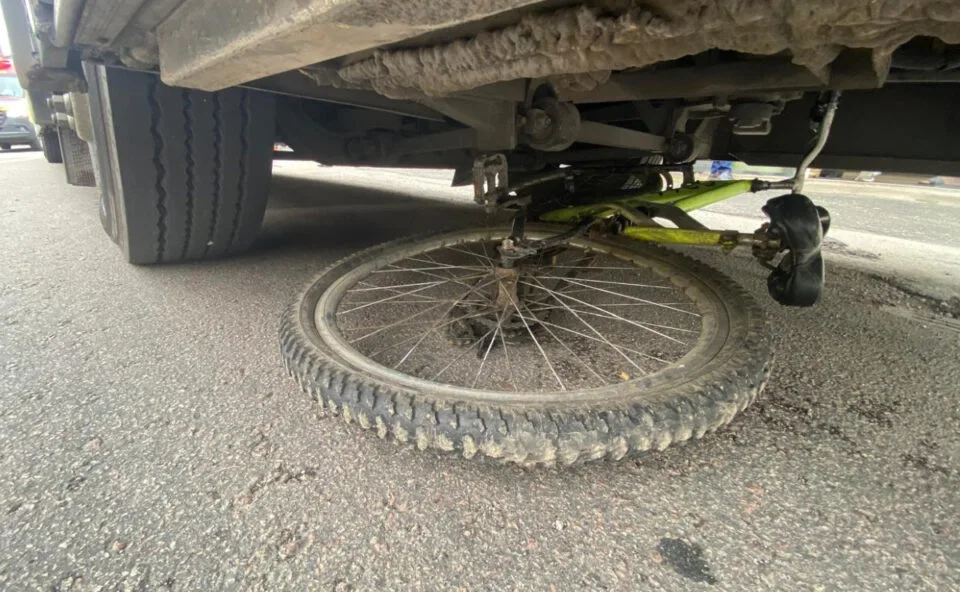 Ciclista fica gravemente ferida após ser atingida por ônibus no Santa Cândida: “Tirei o máximo para salvar a vida dela”, diz motorista