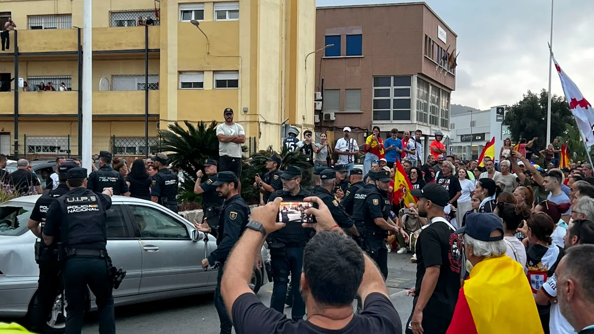 Altercados en el puerto de Ceuta contra la llegada de integrantes del grupo Negu Gorriak