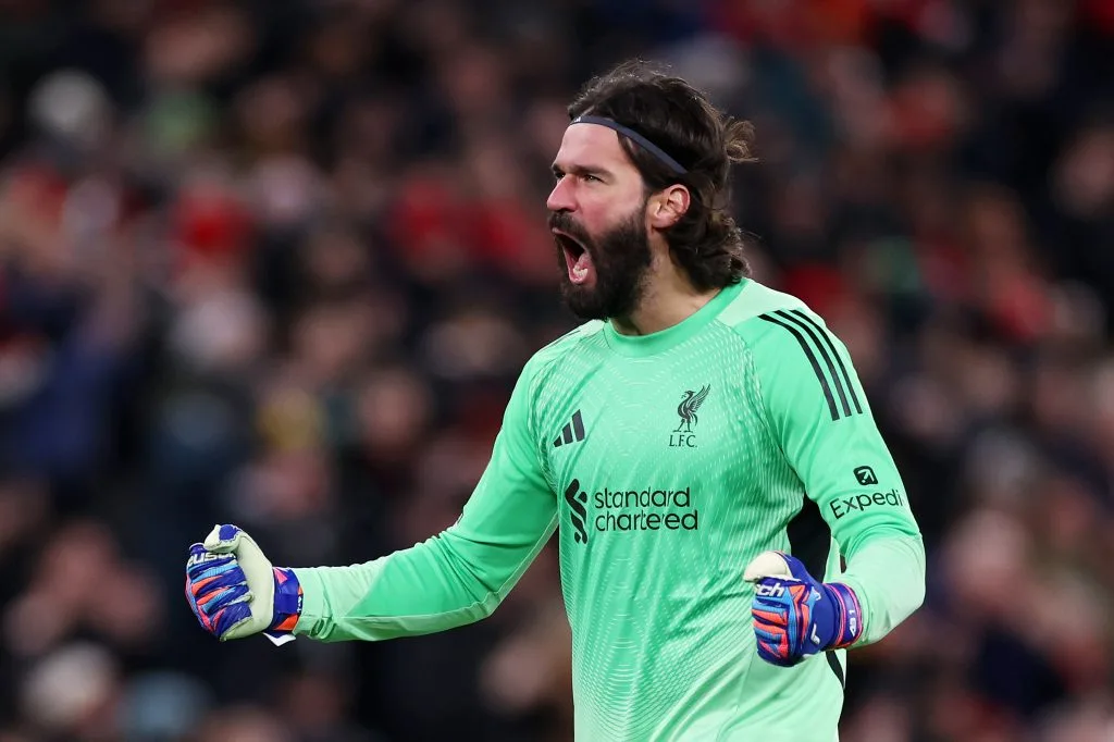 Alisson é multado por danificar equipamento de substituição na Premier League