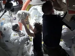 Sortie dans l’espace de Sophie Adenot : mission inachevée, prochaine sortie le 25 août… On fait le point