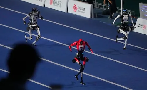 Robots baten récords humanos, incluido el de Usain Bolt en los 100 metros; China realiza "Juegos Olímpicos" de humanoides