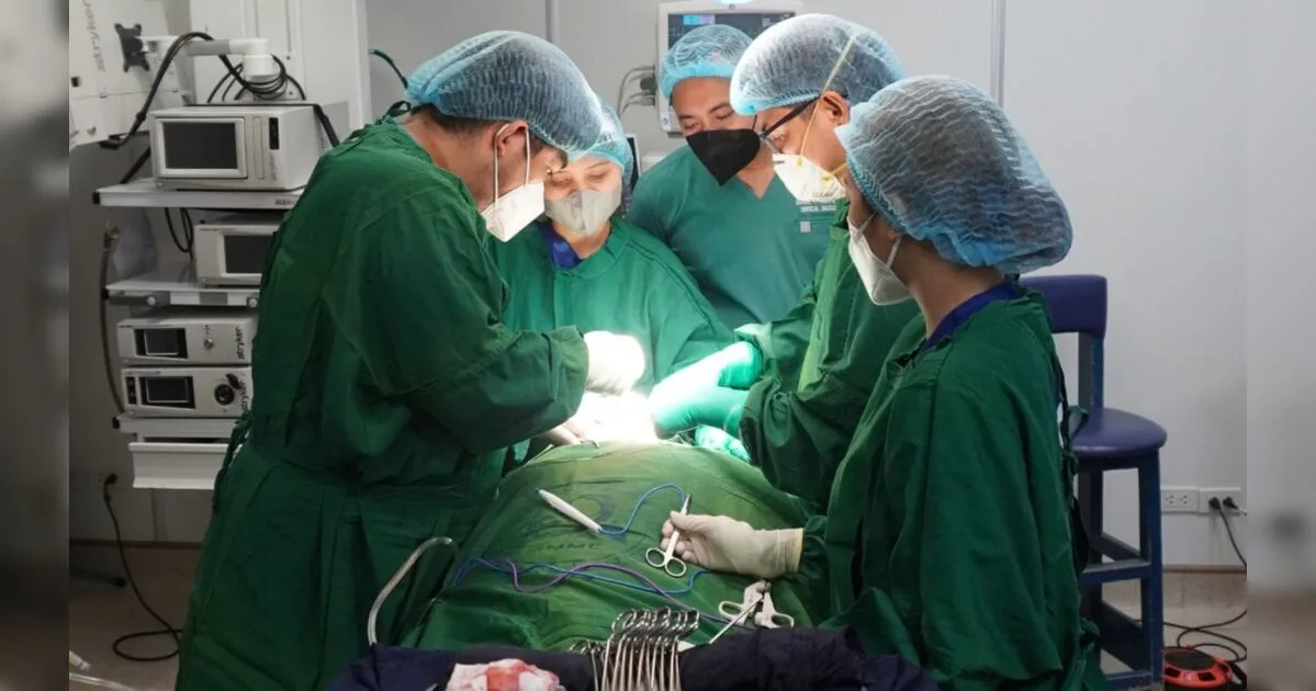Mulher se arrepende de cirurgia que aumentou seios com gordura de gente morta