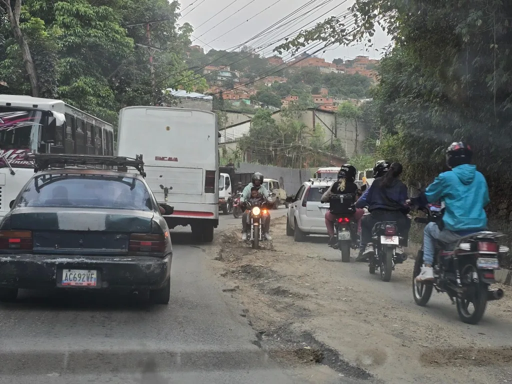 Vecinos de El Junquito rellenan con escombros la carretera principal para evitar que colapse
