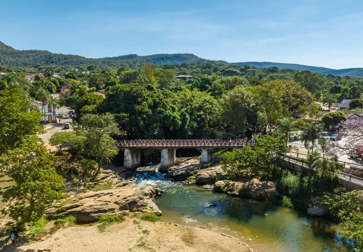Cidade histórica guarda mais de 80 cachoeiras e uma festa centenária