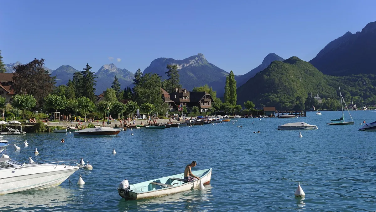 Un pistolet repêché dans le lac d’Annecy relance l’espoir dans l’enquête sur la tuerie de Chevaline