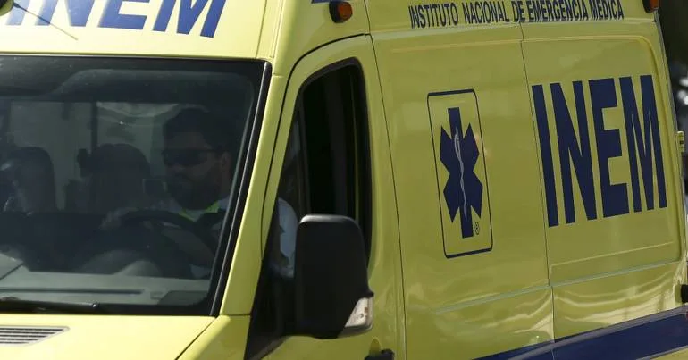Homem morre debaixo de autocaravana ao fazer reparações