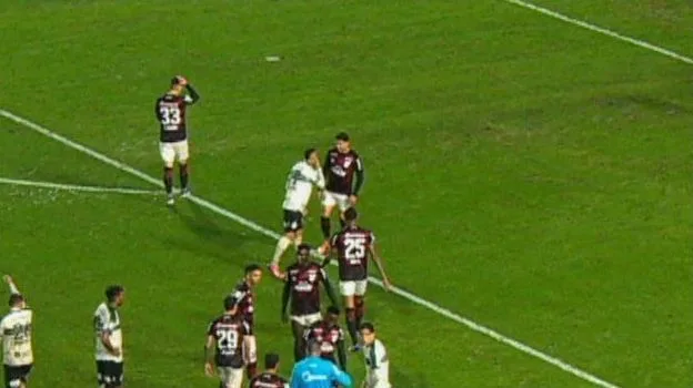 Coritiba marca após expulsão de Breno Lopes por “Lei Vini Jr.”; veja