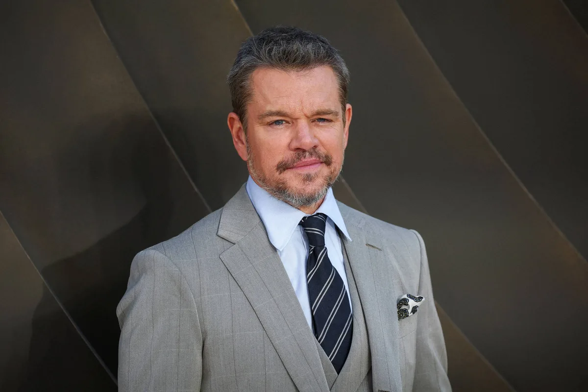 Matt Damon aparece ao fundo de vídeo de menina conhecendo o Pateta na Disney