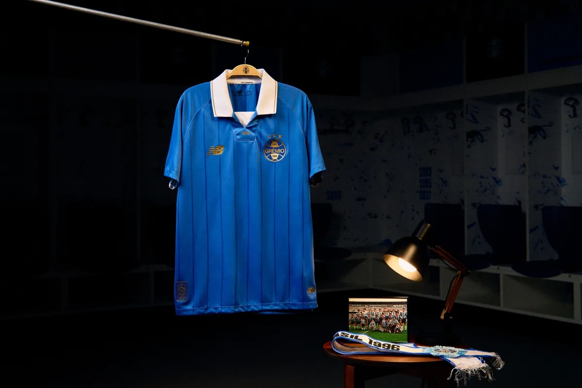Grêmio lança 3º uniforme em homenagem aos 30 anos da tríplice coroa