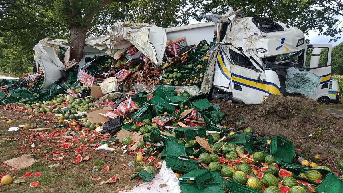 Unfälle: Mit Melonen beladener Lkw prallt gegen Baum