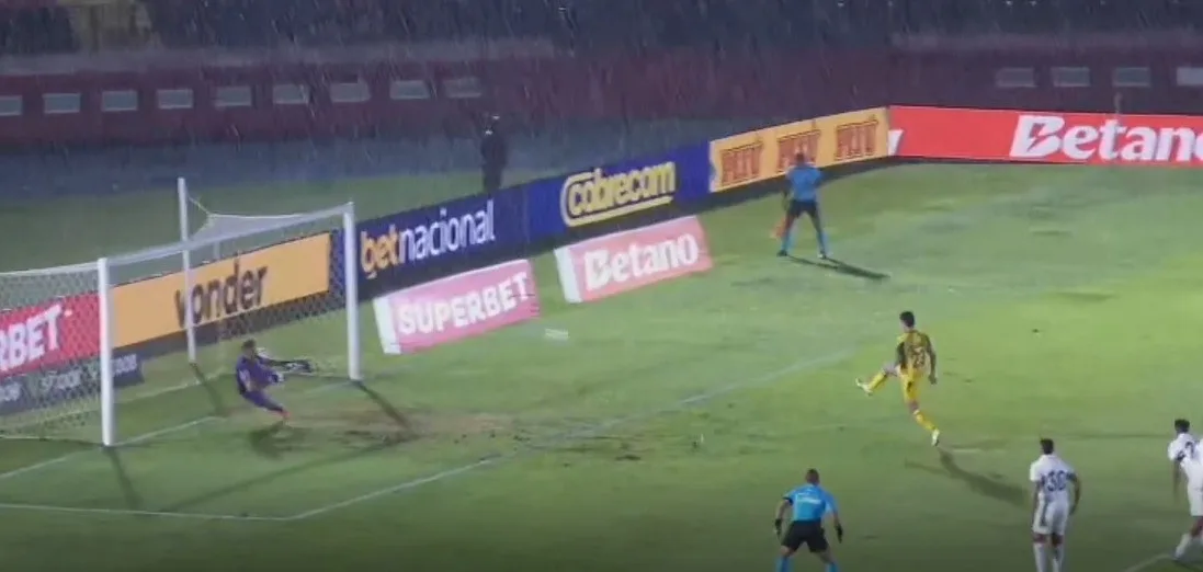 Tadeu faz lambança contra Botafogo-SP, mas se redime com gol em vitória do Goiás; vídeo