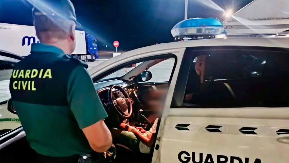 Polizei stoppt Familie nach 140 Kilometer - Vater vergisst Sohn an Tankstelle