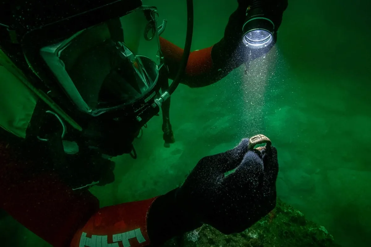 Palácio submerso no Egito guardou anel com imagem do Farol de Alexandria