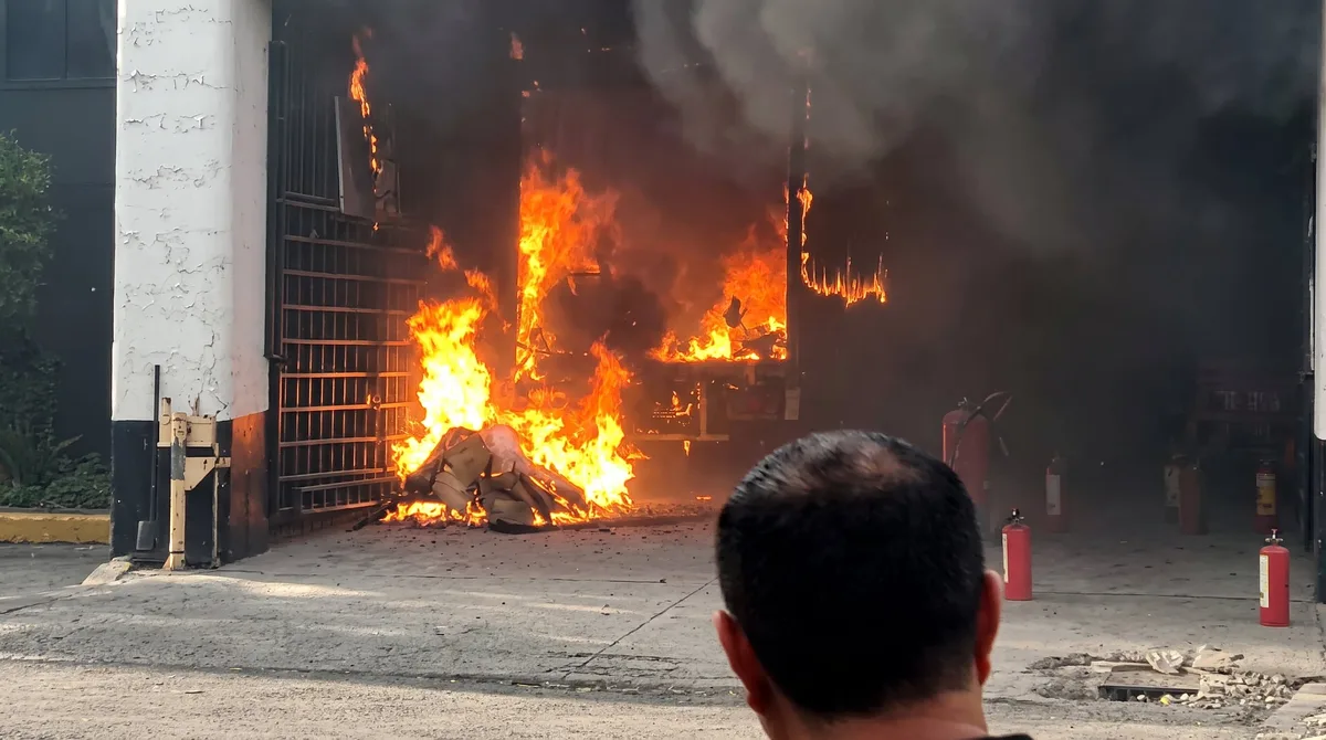 Incendio consume agencia de autos en la Gustavo A. Madero, bomberos evitan que el fuego se propague