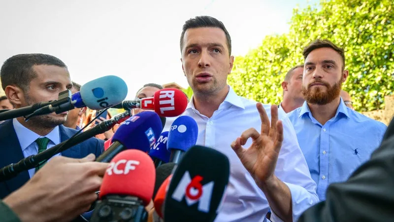 "Absolument ignobles": Jordan Bardella condamne les propos racistes et sexistes d'un policier à Carcassonne exclu du RN
