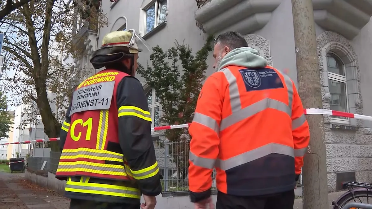 Problemhaus in Dortmund - Plötzlich stürzen Fassenteile herab